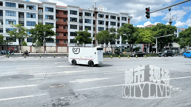 红绿灯前会停车，路口能掉头！南昌无人快递车亮相街头，网友直呼“老司机”