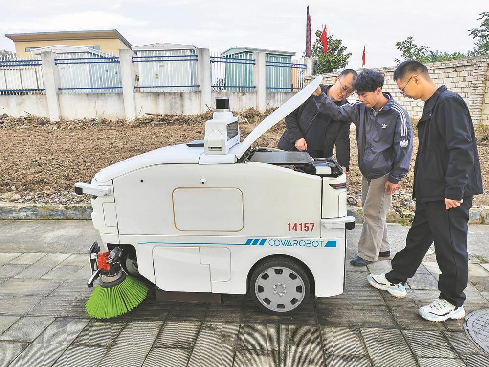 襄阳首批智慧环卫车辆本周“上岗”